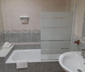Kamer 7 badkamer ligbad