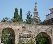 Giralda boven oude muur Sevilla
