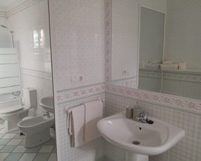 Kamer 8 badkamer wastafel met spiegel