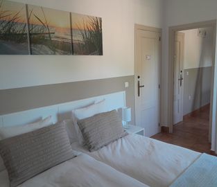 Kamer 6 met deur open naar kamer 5
