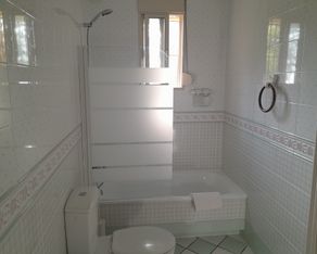 Kamer 8 badkamer ligbad