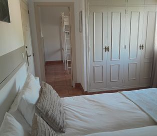 Kamer 6 met deur open naar kamer 5 vanaf badkamer