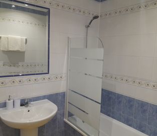 Kamer 6 badkamer ligbad met wastafel